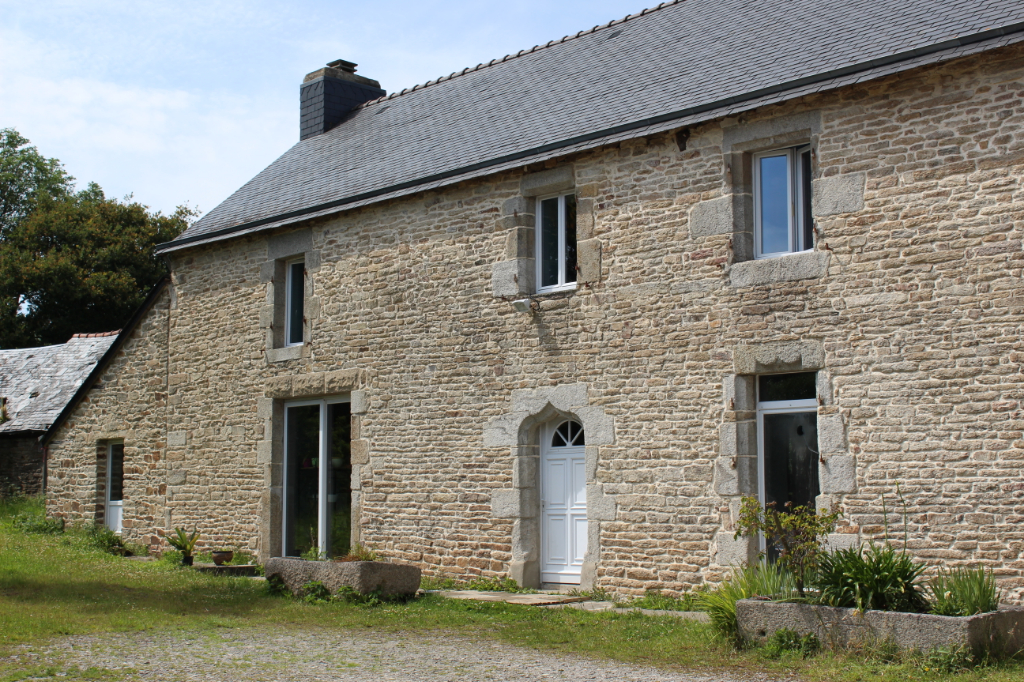 Concarneau- Longère avec dépendance sur 1.19 hectares